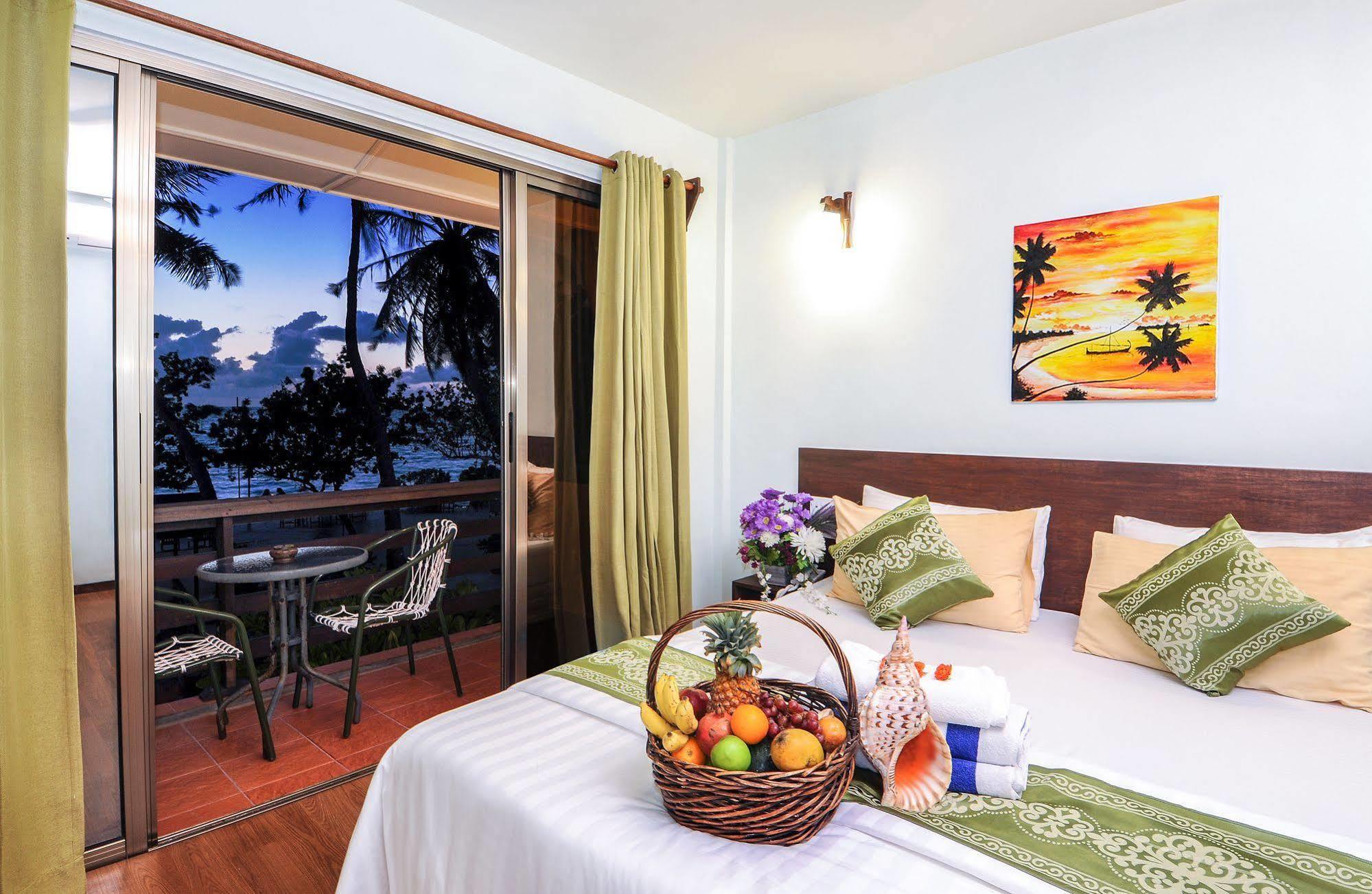 Salt Beach Hotel остров Маафуши Екстериор снимка